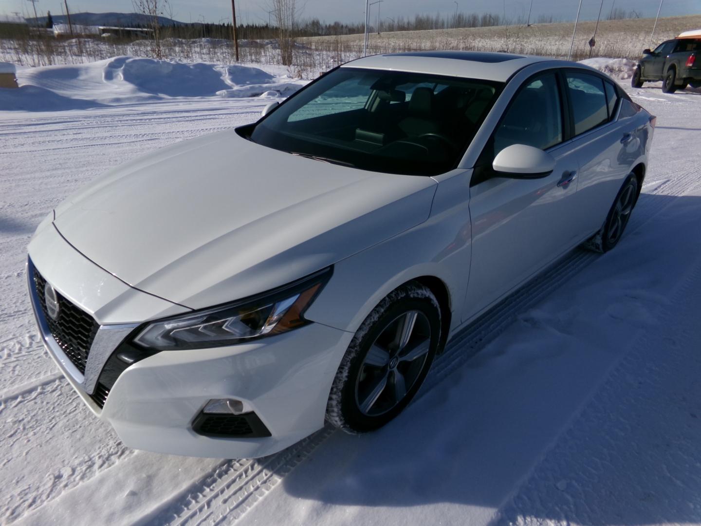 2022 White /Black Nissan Altima 2.5 SV AWD (1N4BL4DW4NN) with an 2.5L L4 DOHC 16V engine, CVT transmission, located at 2630 Philips Field Rd., Fairbanks, AK, 99709, (907) 458-0593, 64.848068, -147.780609 - Photo#0